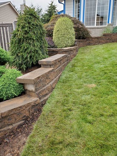 Retaining wall with integrated bench seating, Clark County WA